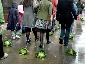 modas raras-pasear lechugas